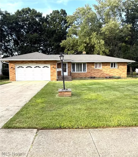 549 N Skyline Dr, Seven Hills, OH 44131