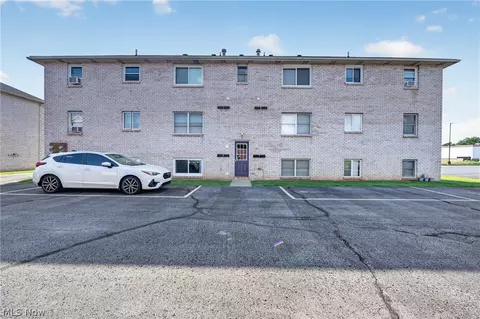 Exterior - 7349 Eisenhower Dr #2, Boardman, OH 44512 photo 1 of 2