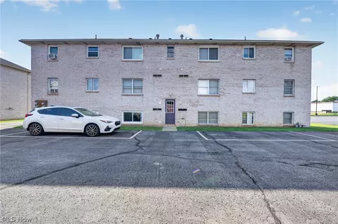 Exterior - 7349 Eisenhower Dr #2, Boardman, OH 44512 photo 1 of 2