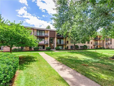 16465 Heather Ln #304, Middleburg Heights, OH 44130