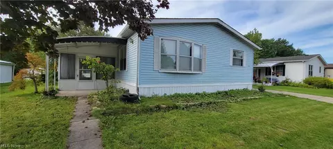5 Sycamore Dr, Olmsted Twp, OH 44138