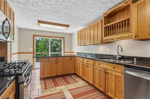 Kitchen - 955 E Schaaf Rd, Brooklyn Heights, OH 44131 photo 1 of 4
