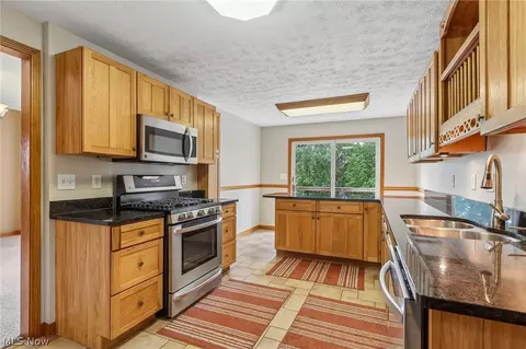 Kitchen - 955 E Schaaf Rd, Brooklyn Heights, OH 44131 photo 2 of 4