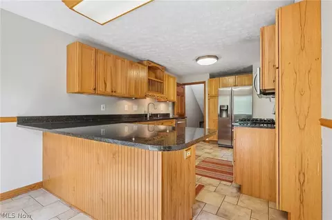 Kitchen - 955 E Schaaf Rd, Brooklyn Heights, OH 44131 photo 4 of 4