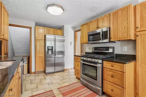 Kitchen - 955 E Schaaf Rd, Brooklyn Heights, OH 44131 photo 3 of 4