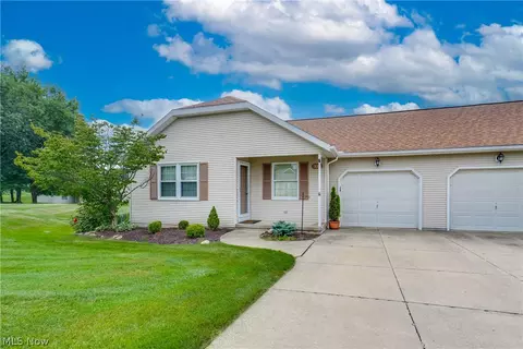332 W Heatherwood Dr, Barberton, OH 44203