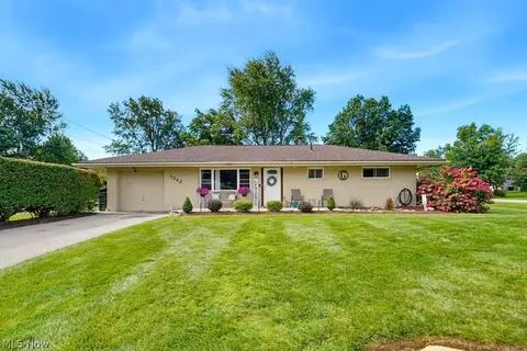 1342 Roseland Dr, Macedonia, OH 44056