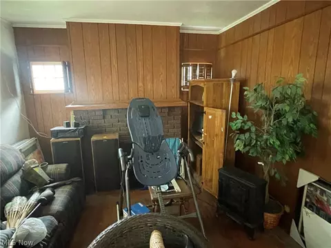 Living - 97 Creed St, Struthers, OH 44471 photo 1 of 2