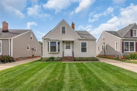 8323 Renwood Dr, Parma, OH 44129