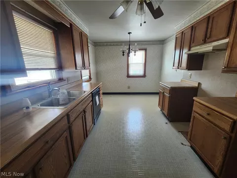 105 Helena Dr, Struthers, OH 44471 photo 3