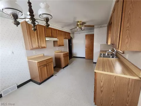105 Helena Dr, Struthers, OH 44471 photo 4