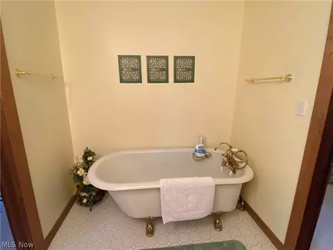 Bath - 100 Stratton Ln, Flushing, OH 43977 photo 4 of 5