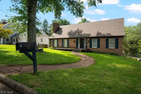 14 Valley View Dr, Vienna, WV 26105
