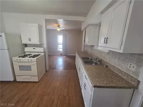 Entry Way - 123 E 35th St, Lorain, OH 44055 photo 2 of 9