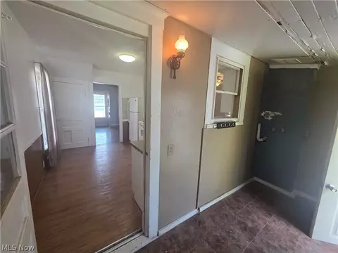 Entry Way - 123 E 35th St, Lorain, OH 44055 photo 3 of 9