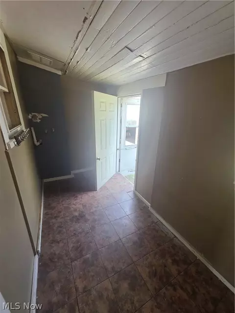 Entry Way - 123 E 35th St, Lorain, OH 44055 photo 4 of 9