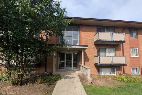 21801 River Oaks Dr #A2, Rocky River, OH 44116