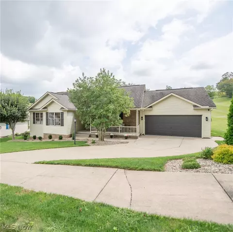 1751 Sandlewood Dr SE, New Philadelphia, OH 44663