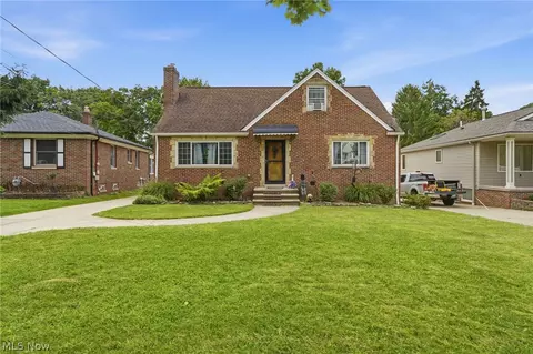 5996 Edgehill Dr, Parma Heights, OH 44130