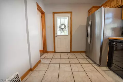 Entry Way - 140 Cornell Ave, Elyria, OH 44035 photo 4 of 8