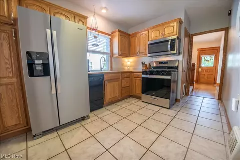 Entry Way - 140 Cornell Ave, Elyria, OH 44035 photo 3 of 8