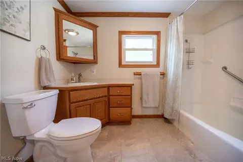 Bath - 140 Cornell Ave, Elyria, OH 44035 photo 2 of 4