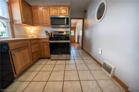 Entry Way - 140 Cornell Ave, Elyria, OH 44035 photo 5 of 8