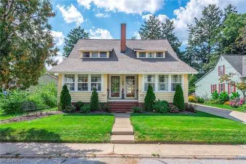 302-304 Ruth St, Bay Village, OH 44140