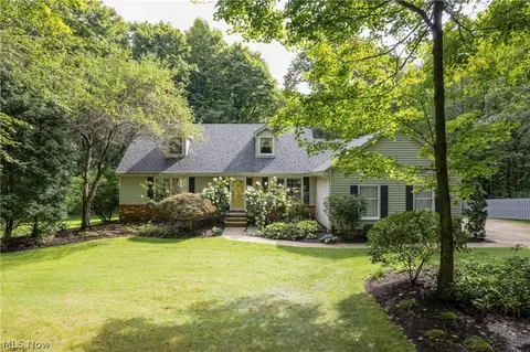 17099 Creighton Dr, Chagrin Falls, OH 44023