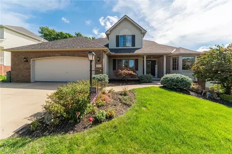 4084 Shelly Dr, Seven Hills, OH 44131