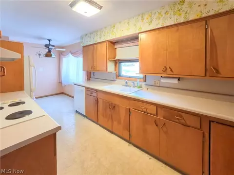 Kitchen - 1815 Glenmont Dr NW, Canton, OH 44708 photo 1 of 2