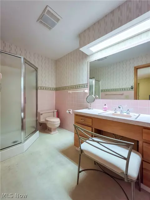 Bath - 1815 Glenmont Dr NW, Canton, OH 44708 photo 3 of 3