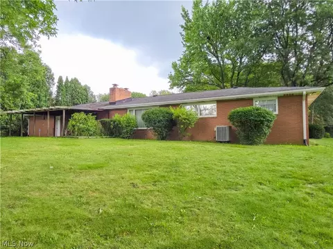1815 Glenmont Dr NW, Canton, OH 44708 photo 2