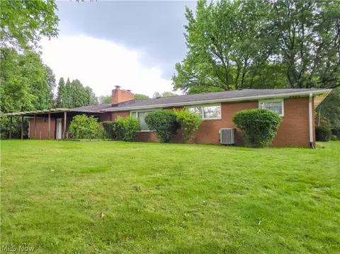 Exterior - 1815 Glenmont Dr NW, Canton, OH 44708 photo 2 of 6