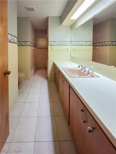 Bath - 1815 Glenmont Dr NW, Canton, OH 44708 photo 1 of 3