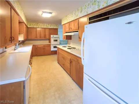 Kitchen - 1815 Glenmont Dr NW, Canton, OH 44708 photo 2 of 2