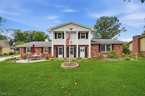 831 Oakcrest Ln NE, Massillon, OH 44646