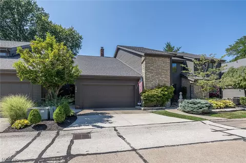 1070 Stonewood Ct, Westlake, OH 44145