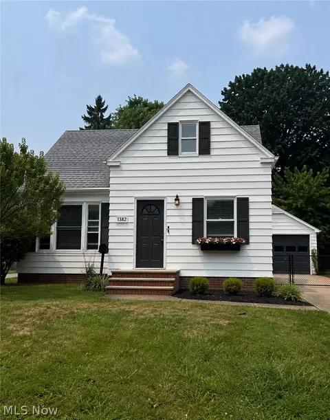 1382 Sunset Rd, Mayfield Heights, OH 44124