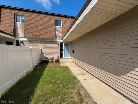 9274 Willow Ln, Olmsted Falls, OH 44138