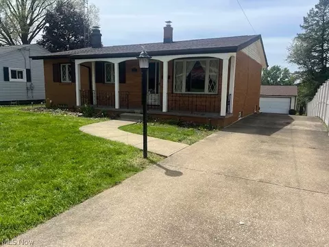 1124 NW Valley Dr NW, North Canton, OH 44720