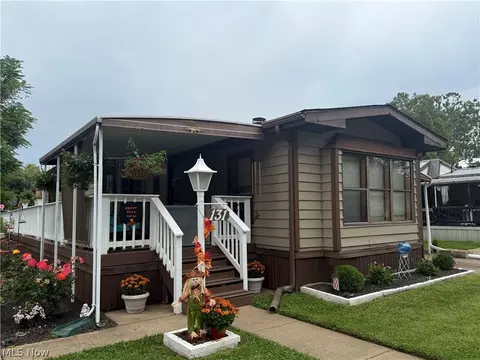 131 Coral Key Dr SE, New Philadelphia, OH 44663