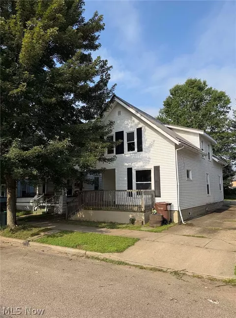 140 4th St NE, New Philadelphia, OH 44663