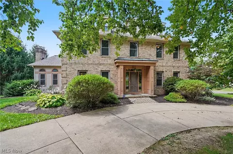 5671 Brownstone Cir NW, Canton, OH 44718