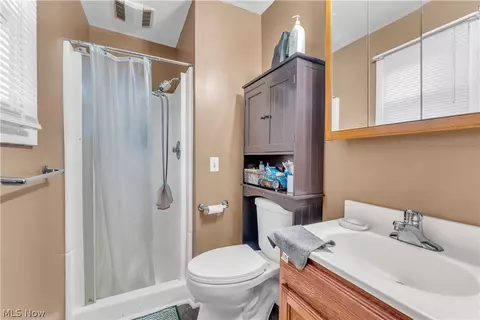 Bath - 596 Eric Dr, Akron, OH 44305 photo 2 of 3