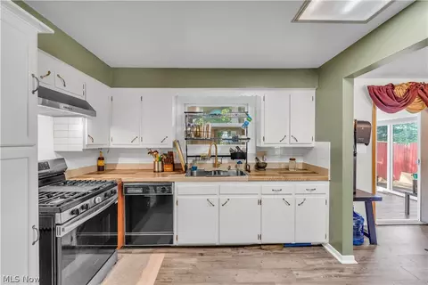 Kitchen - 596 Eric Dr, Akron, OH 44305 photo 2 of 2