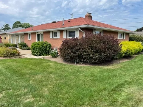 Exterior - 4514 8th St NW, Canton, OH 44708 photo 4 of 11
