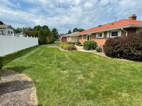 Exterior - 4514 8th St NW, Canton, OH 44708 photo 5 of 11