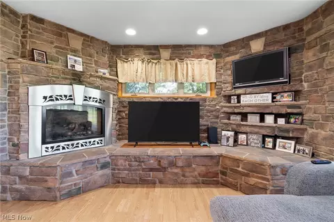 Living - 4047 Steiner Rd, Creston, OH 44217 photo 3 of 4