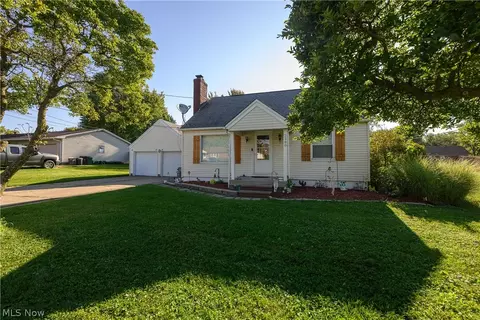 2380 Perry Dr SW, Canton, OH 44706